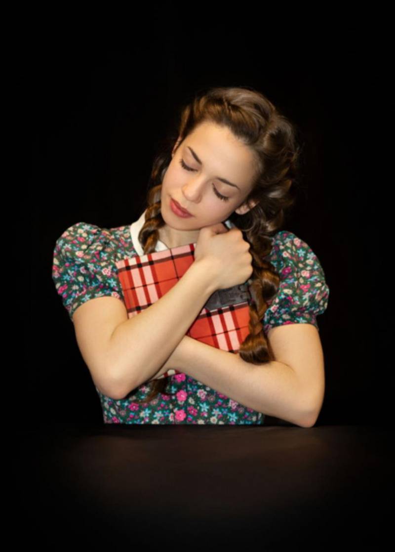 Sipos Ilka (Anne Frank) a Kassai Nemzeti Színház előadásában